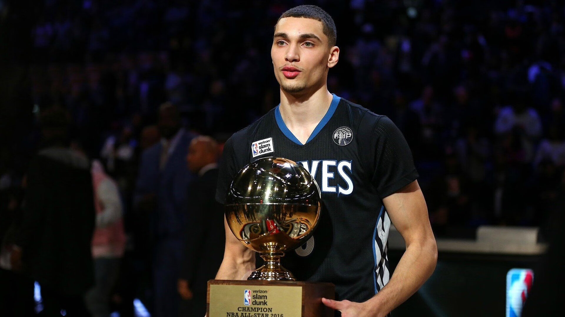 浙江雄狮前场逼抢频频奏效压制对手控球，浙江雄狮服务队